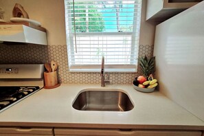 Refrigerador, cafetera/tetera, utensilios de cocina