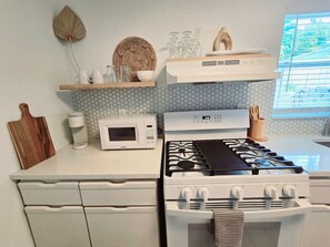 Fridge, coffee/tea maker, cookware/dishes/utensils - Hidden Tropical Gem Havana 1 (Miami)