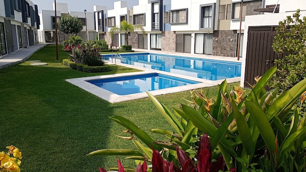 A modern residential complex with two swimming pools, well-maintained lawns, and a variety of tropical plants. - Beautiful and Spacious House Alcatraz, Florencia Gardens, Cuernavaca (Cuernavaca)