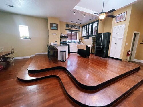 The Landing at Main Street Suites: Cozy apartment in downtown Van Buren, AR