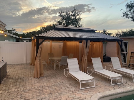 Speisen im Freien. Traveler's Dream: Refresh & Recharge Poolside