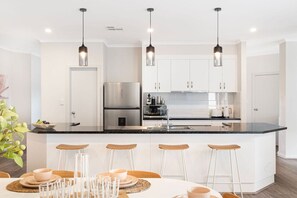 Jääkaappi, mikroaaltouuni, uuni, liesi