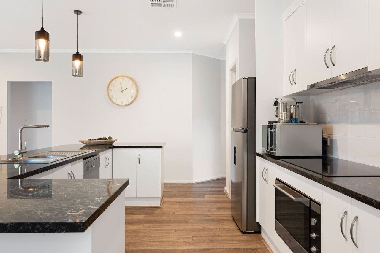 Jääkaappi, mikroaaltouuni, uuni, liesi