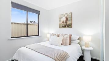 4 chambres, bureau, fer et planche Ă  repasser, lit parapluie