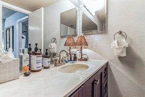 Dusche, Haartrockner, Shampoo