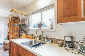 Fridge, microwave, oven, stovetop - Cozy Retreat in Central East Austin (Austin)