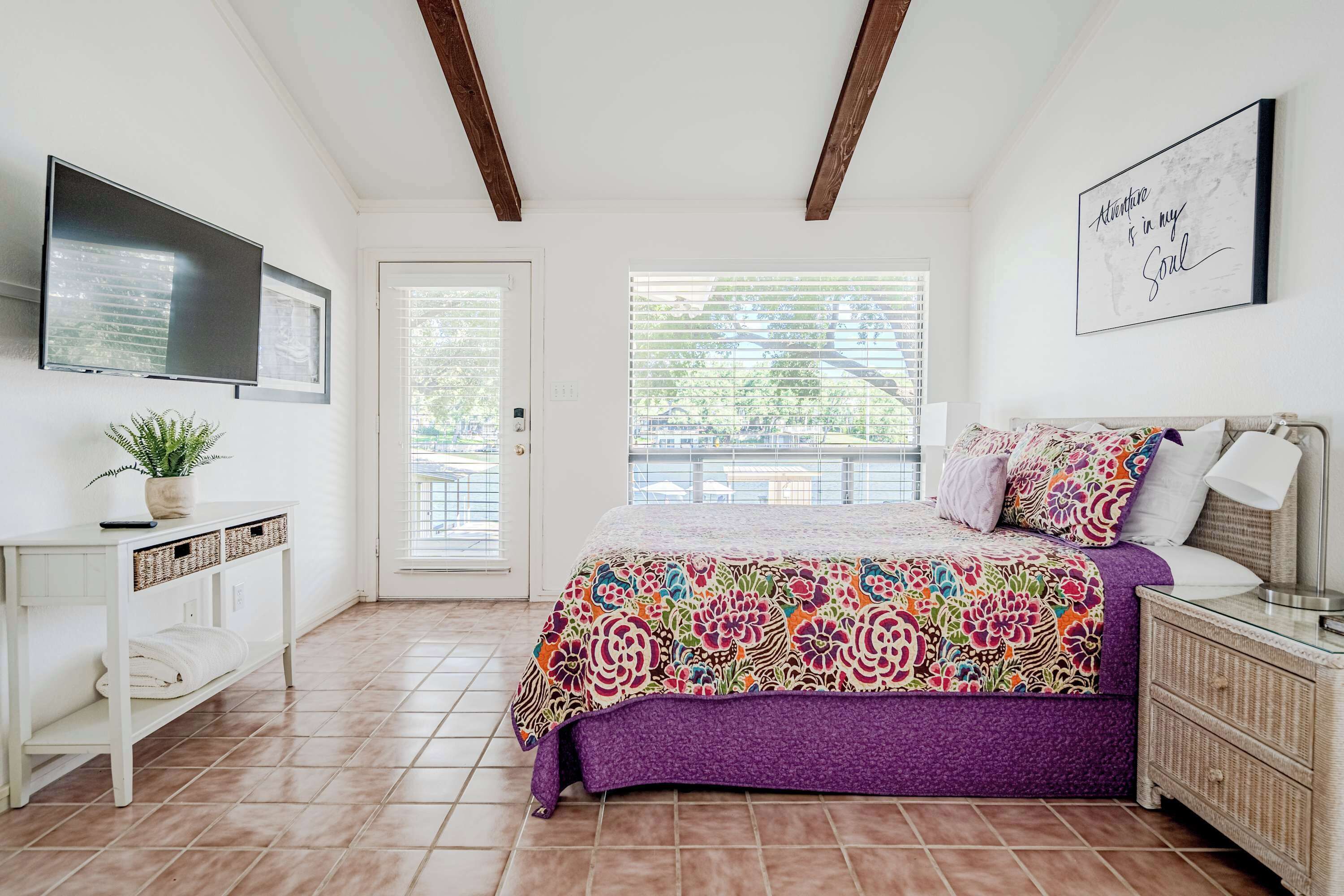 5 bedrooms, iron/ironing board, WiFi, bed sheets