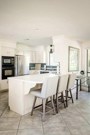 Fridge, microwave, oven, stovetop - Island Paradise | A waterfront oasis with pool (Kingsland)