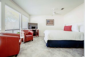 5 bedrooms, iron/ironing board, WiFi, bed sheets - Island Paradise | A waterfront oasis with pool (Kingsland)