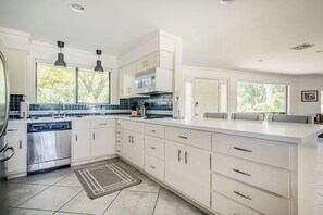 Fridge, microwave, oven, stovetop - Island Paradise | A waterfront oasis with pool (Kingsland)