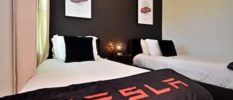 4 bedrooms, iron/ironing board, WiFi, bed sheets