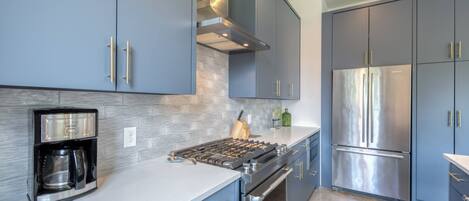 Refrigerador, microondas, horno, placa de cocina
