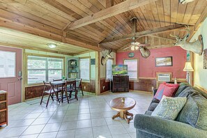 TV, offices - Kingsland Duo – 2 Cottages in 1 w/ Lakeview! (Kingsland)