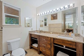Shower, hair dryer, towels, shampoo - Screened-in Porch | Walkable to SoCO (Austin)