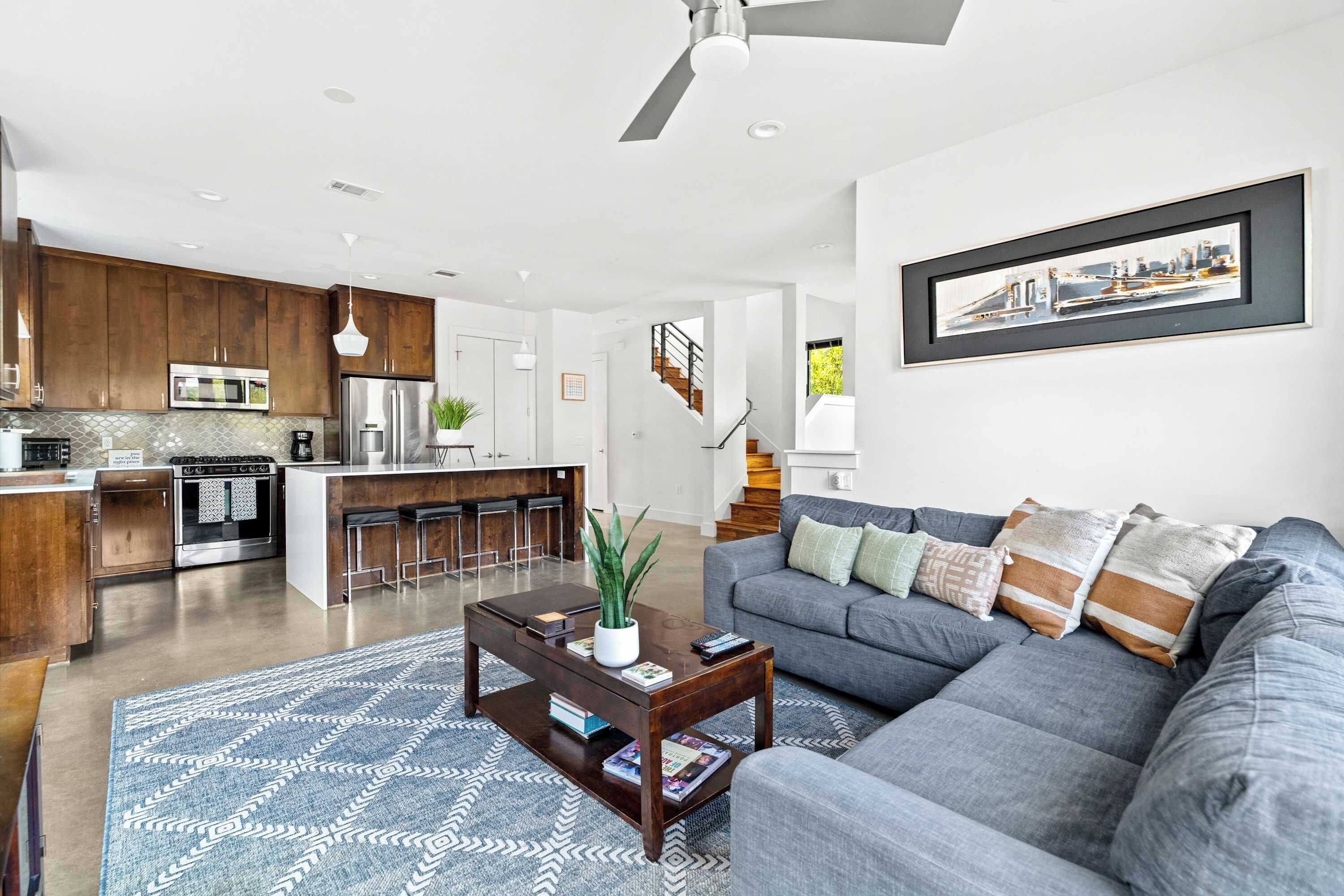 Fernseher, DVD-Player, Arbeitsbereiche