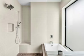 Shower, hair dryer, shampoo - Walk to Restaurants & Entertainment on East Side (Austin)