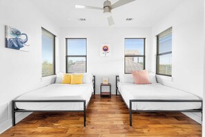 3 室のベッドルーム、アイロン / アイロン台、WiFi、ベッドシーツ