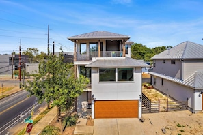 Exterior - Walk to Restaurants & Entertainment on East Side (Austin)