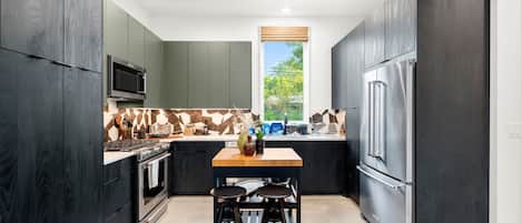 Geladeira, micro-ondas, fogão, cooktop