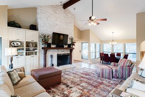 تلفزيون، ألعاب فيديو، مشغل دي في دي، مكتب