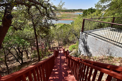 Pet Friendly Cabin W/ Communal Pool & Rec. Courts