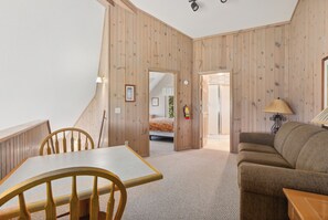 Kabin Keluarga, 2 kamar tidur | Ruang kerja ramah laptop, Wi-Fi gratis, dan seprai linen