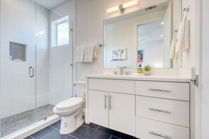 Een douche, een haardroger, shampoo
