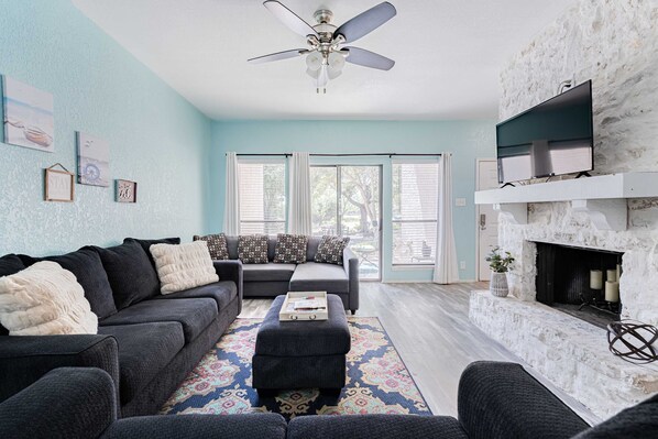 Televisio, takka, työhuone