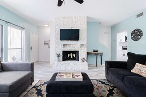 Télévision, cheminée, espaces bureaux