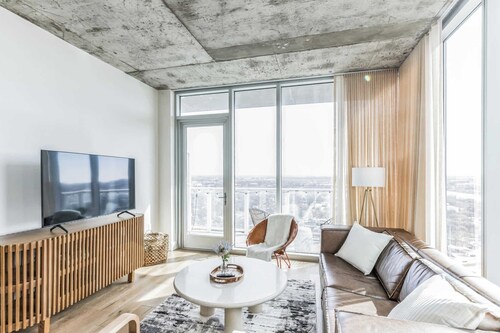 High Rise Luxury Condo with Lake & City Views