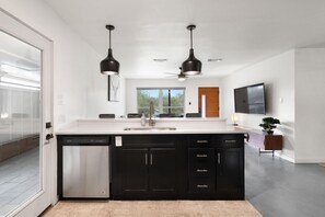 Fridge, oven, stovetop, dishwasher