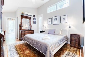 2 bedrooms, iron/ironing board, WiFi, bed sheets - Beautiful Cottage Close to Downtown Austin (Austin)