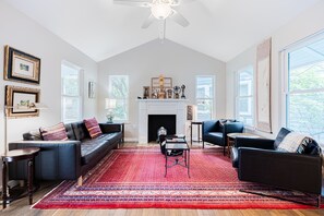 TV, offices - Beautiful Cottage Close to Downtown Austin (Austin)