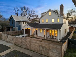 Exterior - Gated 5 Bedroom | Walkable to East Austin (Austin)
