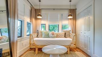 7 chambres, fer et planche à repasser, Wi-Fi, draps fournis