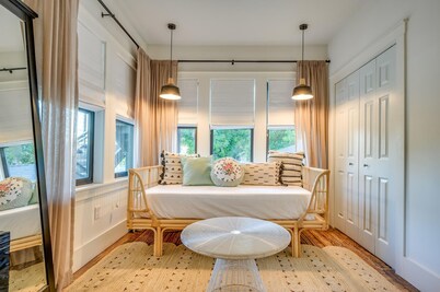 7 Private Suites,  Sleeps 25, Close to UT Stadium!