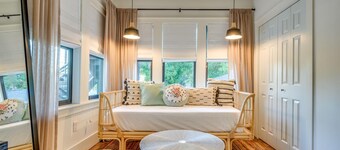 7 Private Suites, Sleeps 25, Close to UT Stadium!