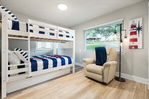 5 slaapkamers, een strijkplank/strijkijzer, reisbedje, wifi