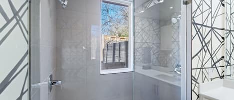 Douche, séchoir à cheveux, shampooing
