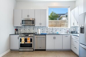 Refrigerador, microondas, horno y parrilla de estufa 