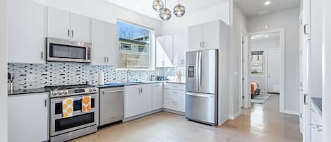 Een koelkast, een microgolfoven, een oven, een kookplaat