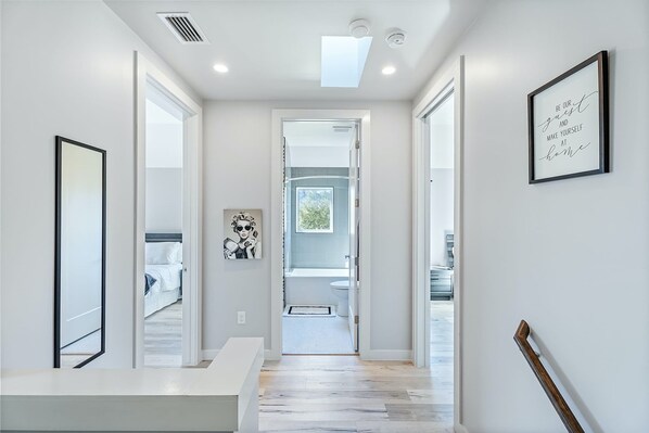 3 habitaciones, tabla de planchar con plancha, cuna de viaje y wifi 
