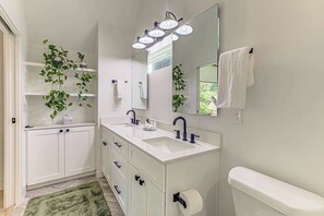 Shower, hair dryer, shampoo - Private Backyard | Short & Long Stays in East ATX (Austin)
