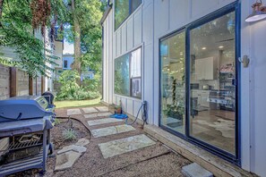 Terrace/patio - Private Backyard | Short & Long Stays in East ATX (Austin)