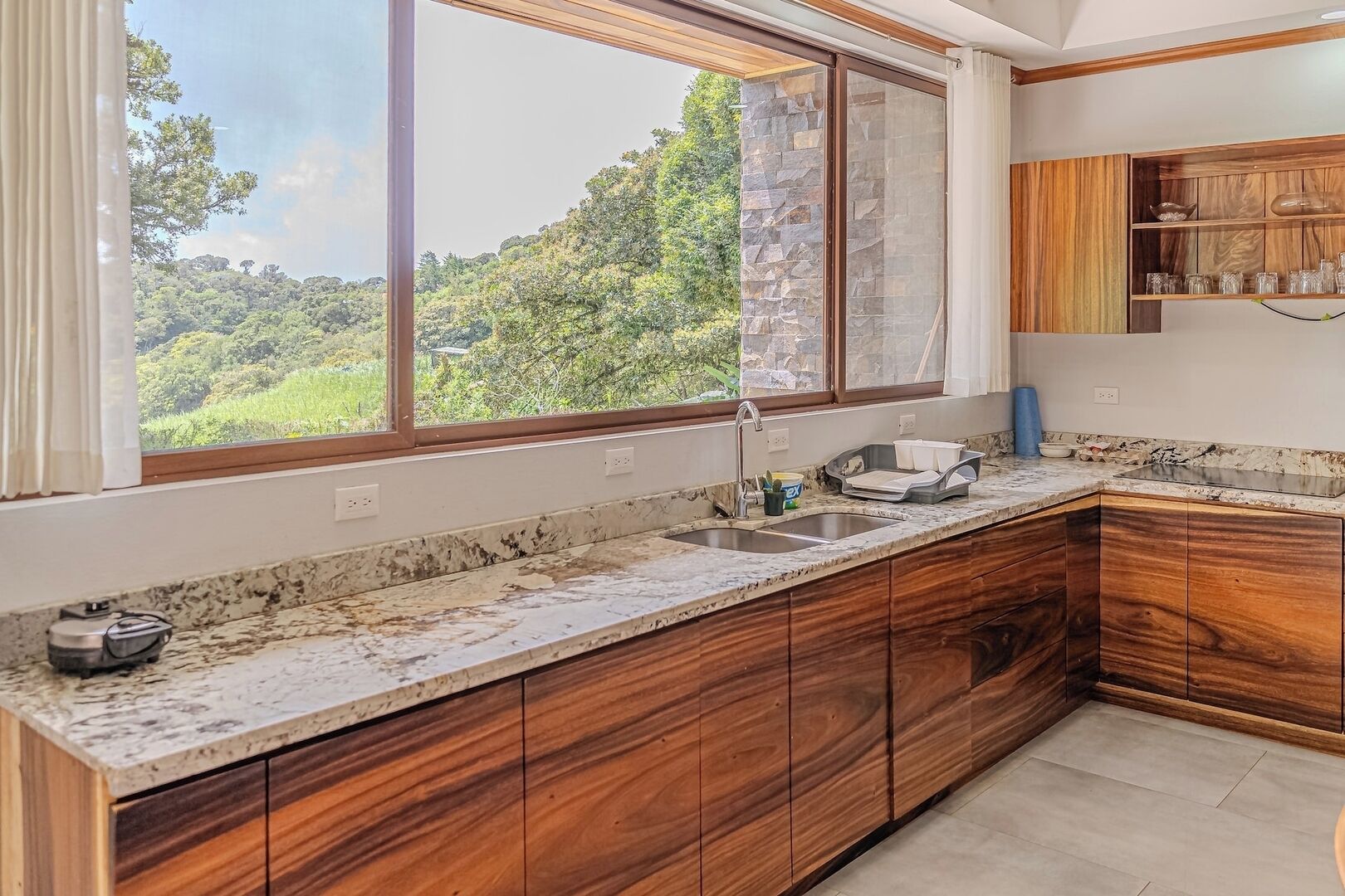 冷蔵庫、電子レンジ、オーブン、コンロ