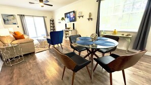 Perhepientalo, 2 makuuhuonetta, keittiö | Oleskelualue | Taulutelevisio