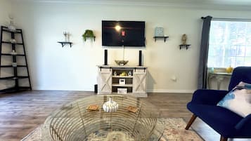 Family Townhome, 2 Bedrooms, Kitchen | Ruang tamu | TV skrin rata