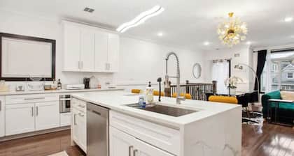 Contemporary Luxury 3 Bdr Apt for 6 +Free Parking