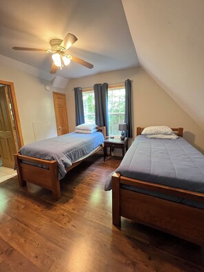 2 chambres, fer et planche à repasser, Wi-Fi, draps fournis