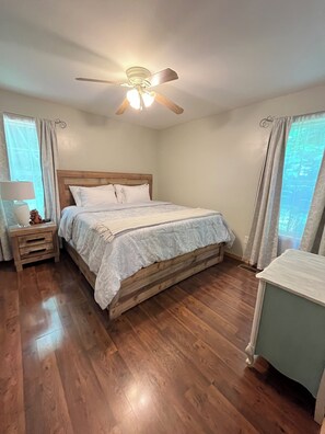 2 bedrooms, iron/ironing board, WiFi, bed sheets - Middle of Everywhere (Dandridge)